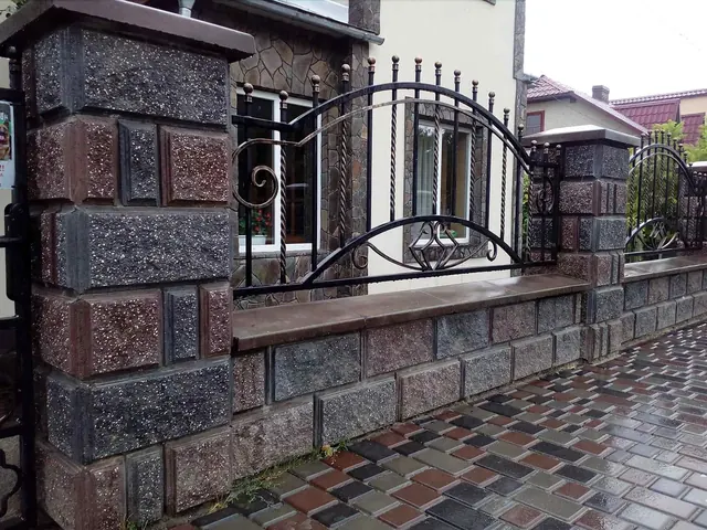 Стовп паркану з декоративних блоків під дашком